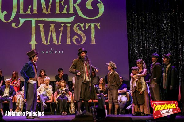 Rubén Yuste (centro) y los niños de OLIVER TWIST Photo