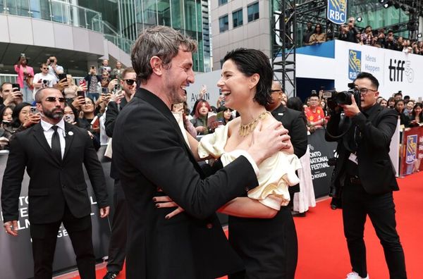 Paul Mescal (L) and Jessie Buckley  Photo