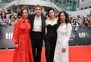 Emily Watson, Paul Mescal, Jessie Buckley and director/writer/executive producer Chloé Zhao @ BroadwayWorld Emily Watson, Paul Mescal, Jessie Buckley and director/writer/executive producer Chlo Photo