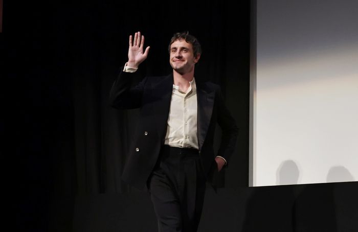 Photos: Jessie Buckley, Paul Mescal, & More Attend TIFF Premiere of HAMNET — photo 11 of 44