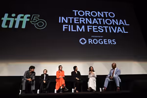 Noah Jupe, Jacobi Jupe, Emily Watson, Jessie Buckley, director/writer/executive producer Chloé Zhao and Cameron Bailey, Chief Executive Officer of TIFF @ BroadwayWorld Noah Jupe, Jacobi Jupe, Emily Watson, Jessie Buckley, director/writer/executive produ Photo