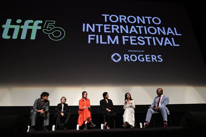 Photos: Jessie Buckley, Paul Mescal, & More Attend TIFF Premiere of HAMNET — photo 9 of 44