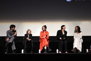 Noah Jupe, Jacobi Jupe, Emily Watson, Jessie Buckley and director/writer/executive producer Chloé Zhao @ BroadwayWorld Noah Jupe, Jacobi Jupe, Emily Watson, Jessie Buckley and director/writer/executive pr Photo