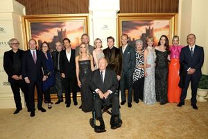 Simon Curtis (Director), Gareth Neame, Liz Trubridge, Paul Giamatti, Alessandro Nivola, Hugh Bonneville, Joanne Froggatt, Laura Carmichael, Julian Fellowes, Allen Leech, Harry Hadden-Paton, Penelope Wilton, Michelle Dockery and Kevin Doyle @ BroadwayWorld Simon Curtis (Director), Gareth Neame, Liz Trubridge, Paul Giamatti, Alessandro Nivol Photo