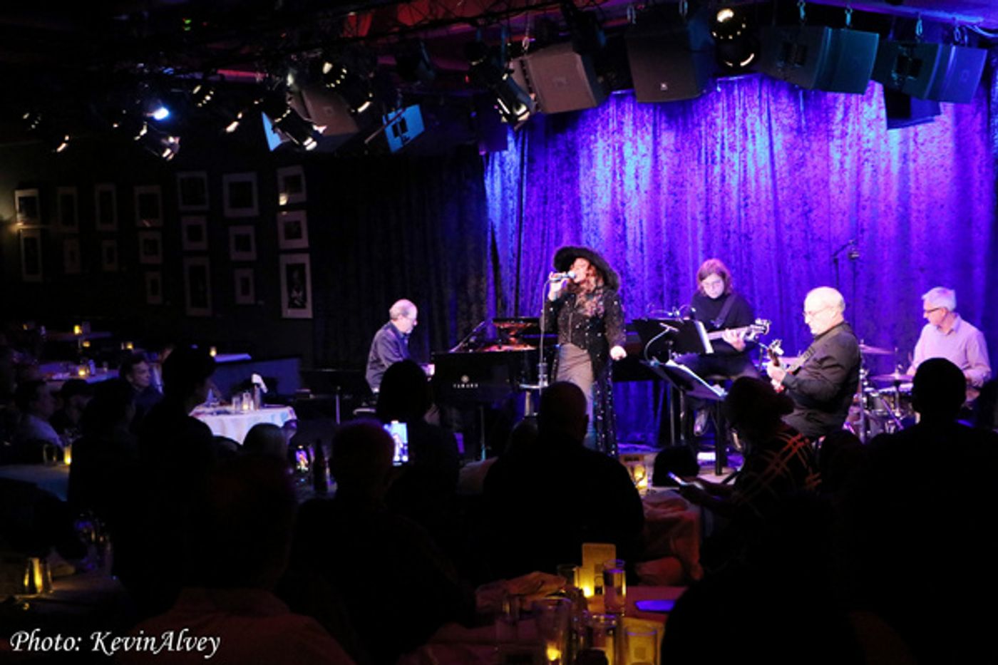 Photos: Vocalist Wendy Moten Returns To Birdland For Her Annual Concert  Image
