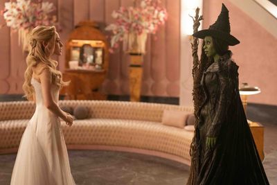 L to R: Ariana Grande is Glinda and Cynthia Erivo is Elphaba in WICKED FOR GOOD, dire Photo