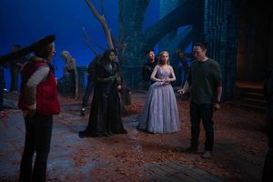Cynthia Erivo (as Elphaba) and Ariana Grande (as Glinda) with Director Jon M. Chu @ BroadwayWorld Cynthia Erivo (as Elphaba) and Ariana Grande (as Glinda) with Director Jon M. Chu Photo