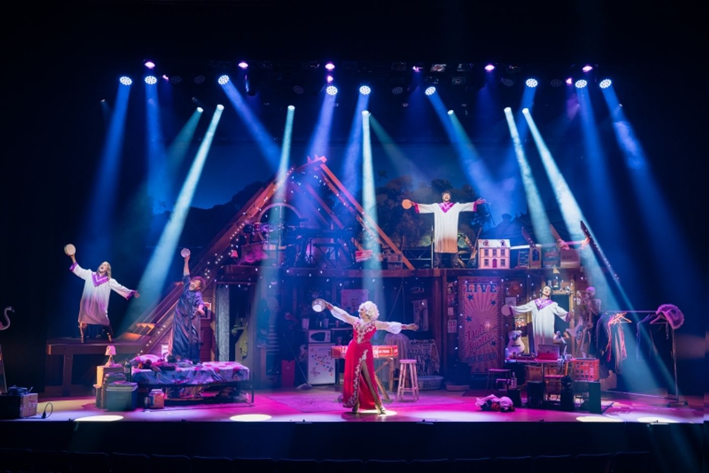 Review: HERE YOU COME AGAIN Is A Wholesome And Heartwarming Celebration of The Queen of Country, Dolly Parton  Image