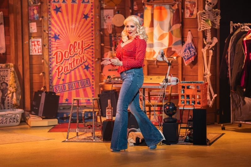Review: HERE YOU COME AGAIN Is A Wholesome And Heartwarming Celebration of The Queen of Country, Dolly Parton Image