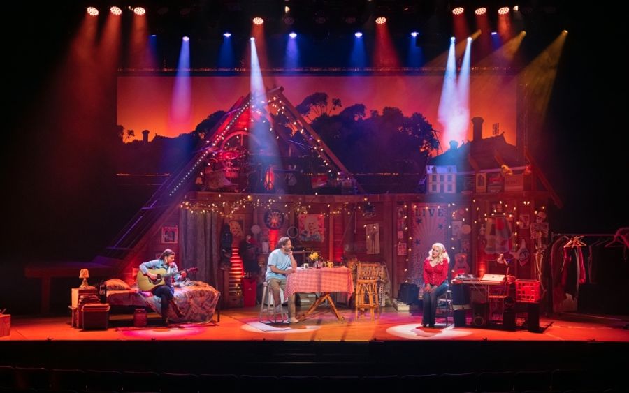 Review: HERE YOU COME AGAIN Is A Wholesome And Heartwarming Celebration of The Queen of Country, Dolly Parton Image