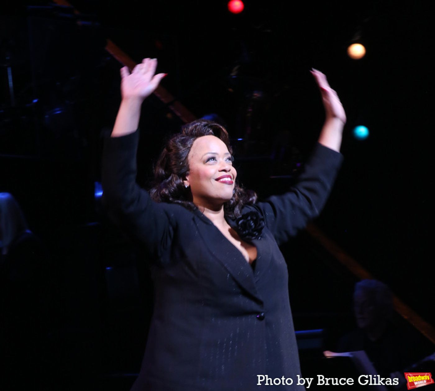 Photos: Mira Sorvino Takes Her First Broadway Bow in CHICAGO  Image