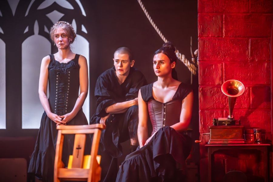Review: DRACULA, Lyric Hammersmith Image