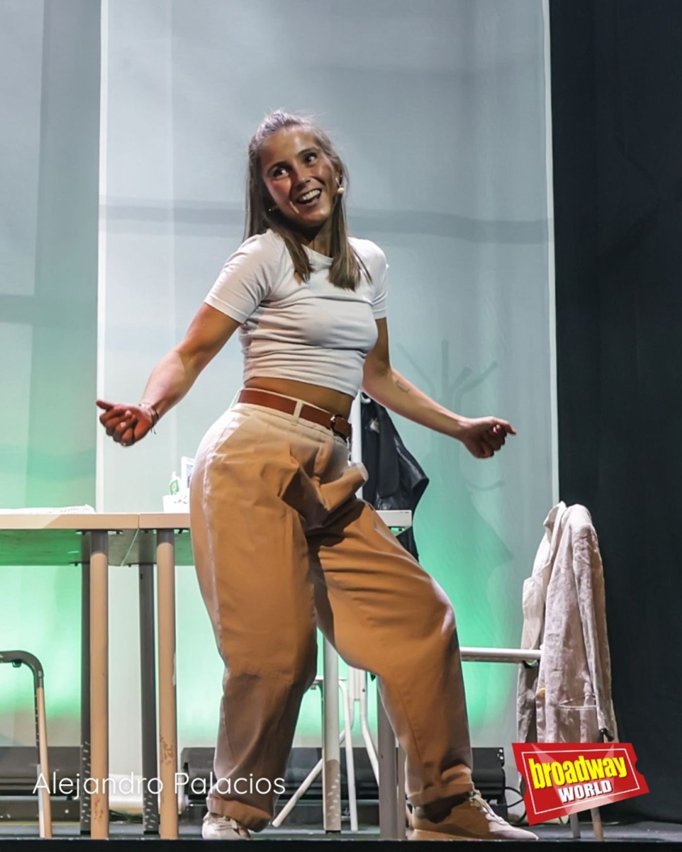 PHOTOS: El Teatro Lara se rinde al brillante estreno de ATRAPADAS EN LA OFI  Image