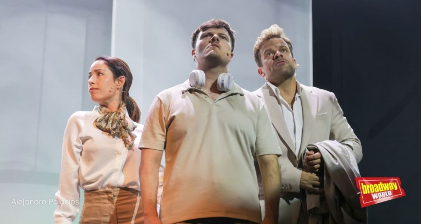 PHOTOS: El Teatro Lara se rinde al brillante estreno de ATRAPADAS EN LA OFI  Image
