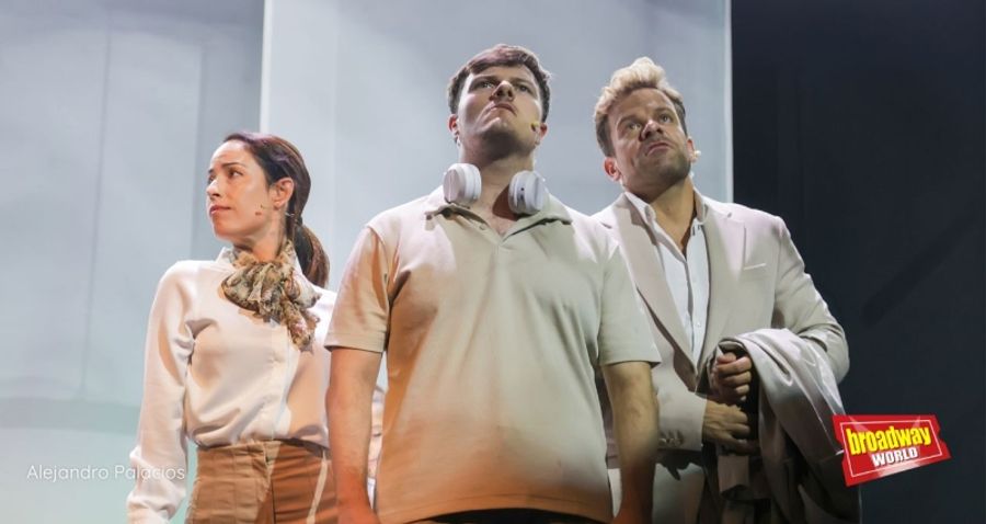 PHOTOS: El Teatro Lara se rinde al brillante estreno de ATRAPADAS EN LA OFI Image