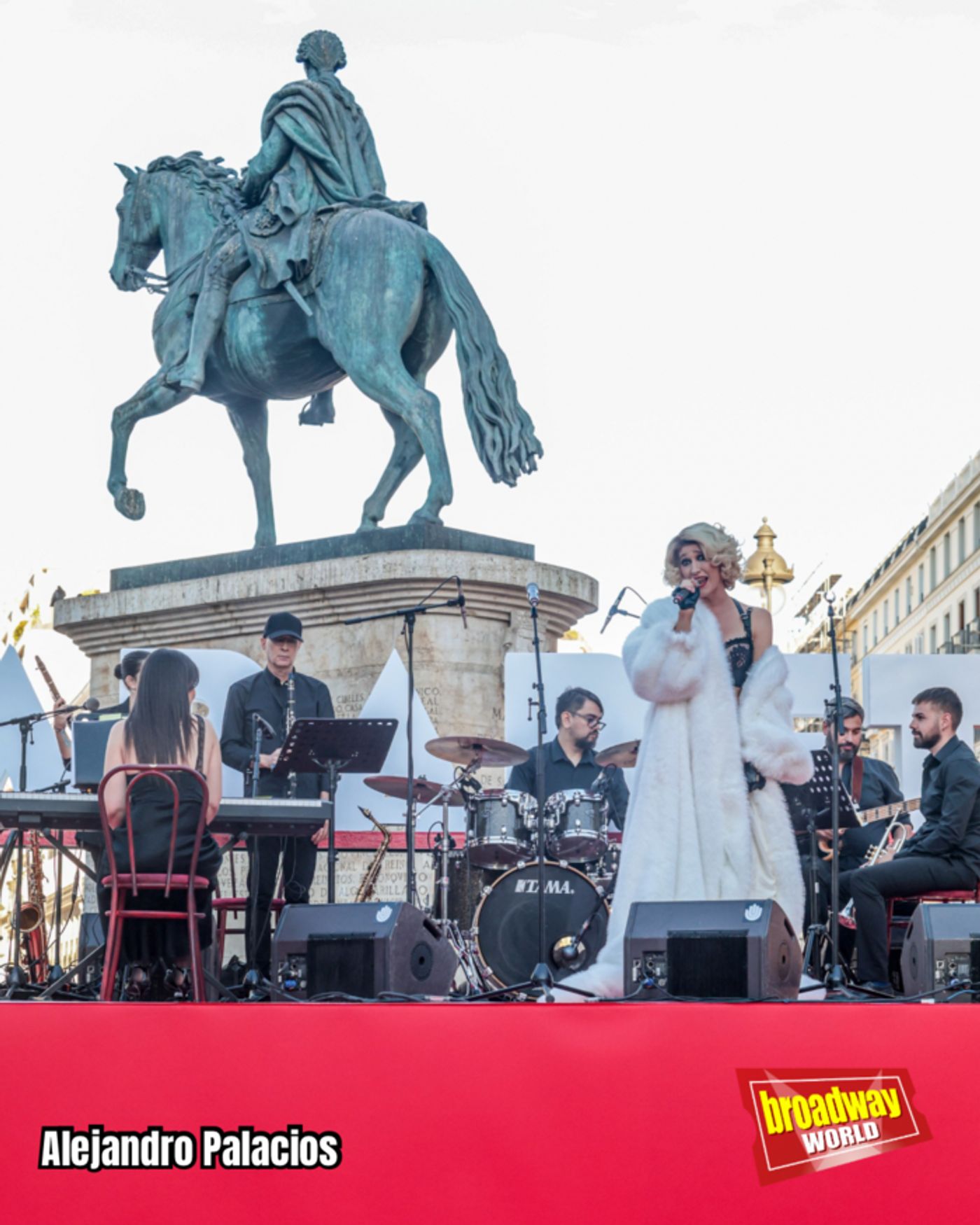 PHOTOS: La Puerta del Sol se llena de la gran celebración del estreno de CABARET PHOTOS: La Puerta del Sol se llena de la gran celebración del estreno de CABARET Image