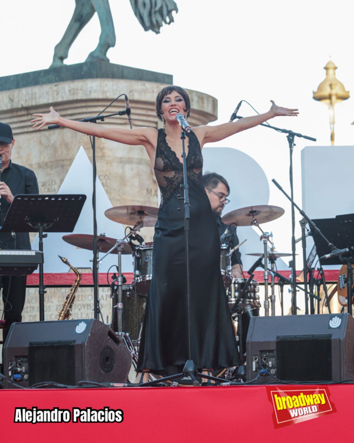 PHOTOS: La Puerta del Sol se llena de la gran celebración del estreno de CABARET PHOTOS: La Puerta del Sol se llena de la gran celebración del estreno de CABARET Image