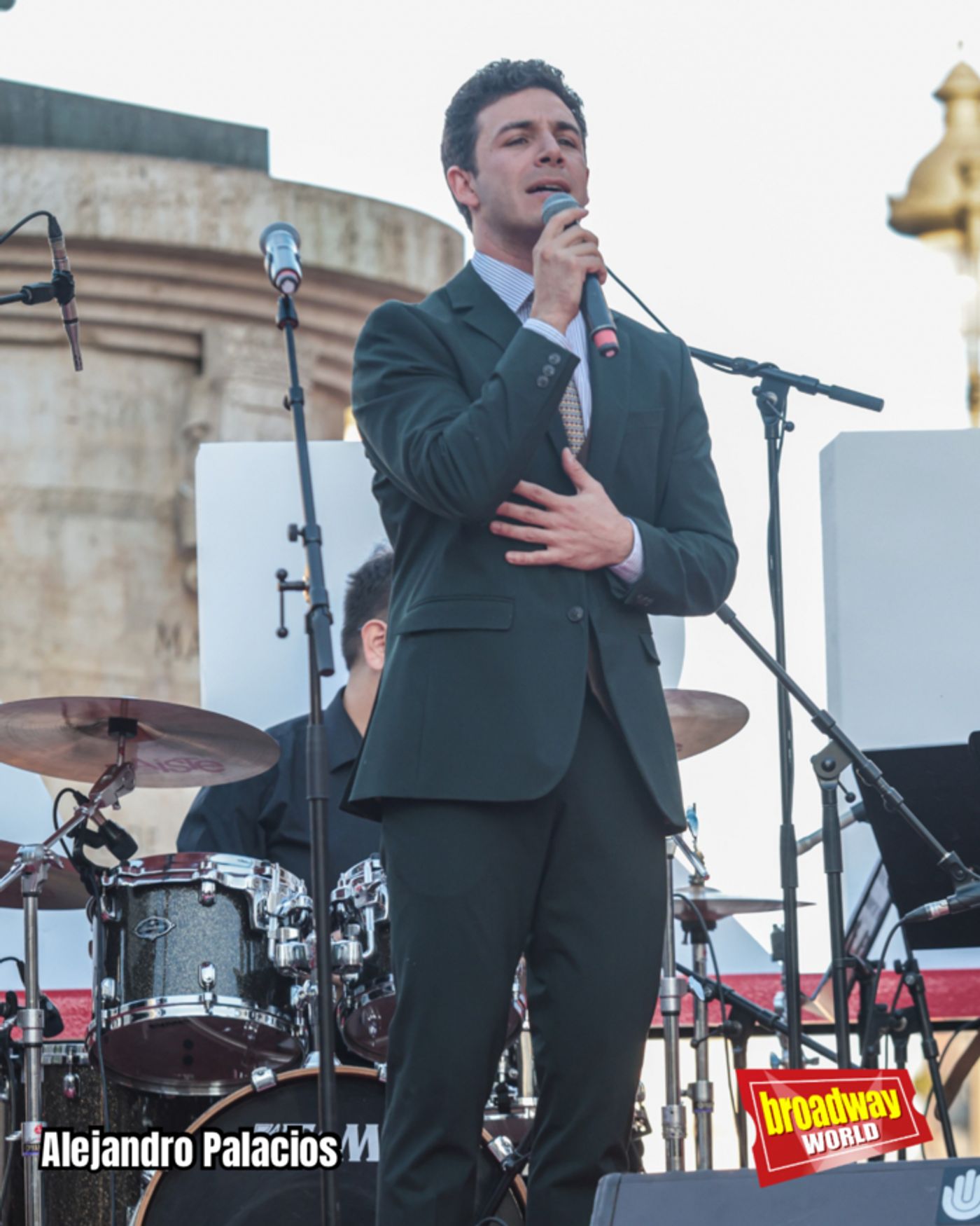 PHOTOS: La Puerta del Sol se llena de la gran celebración del estreno de CABARET  Image