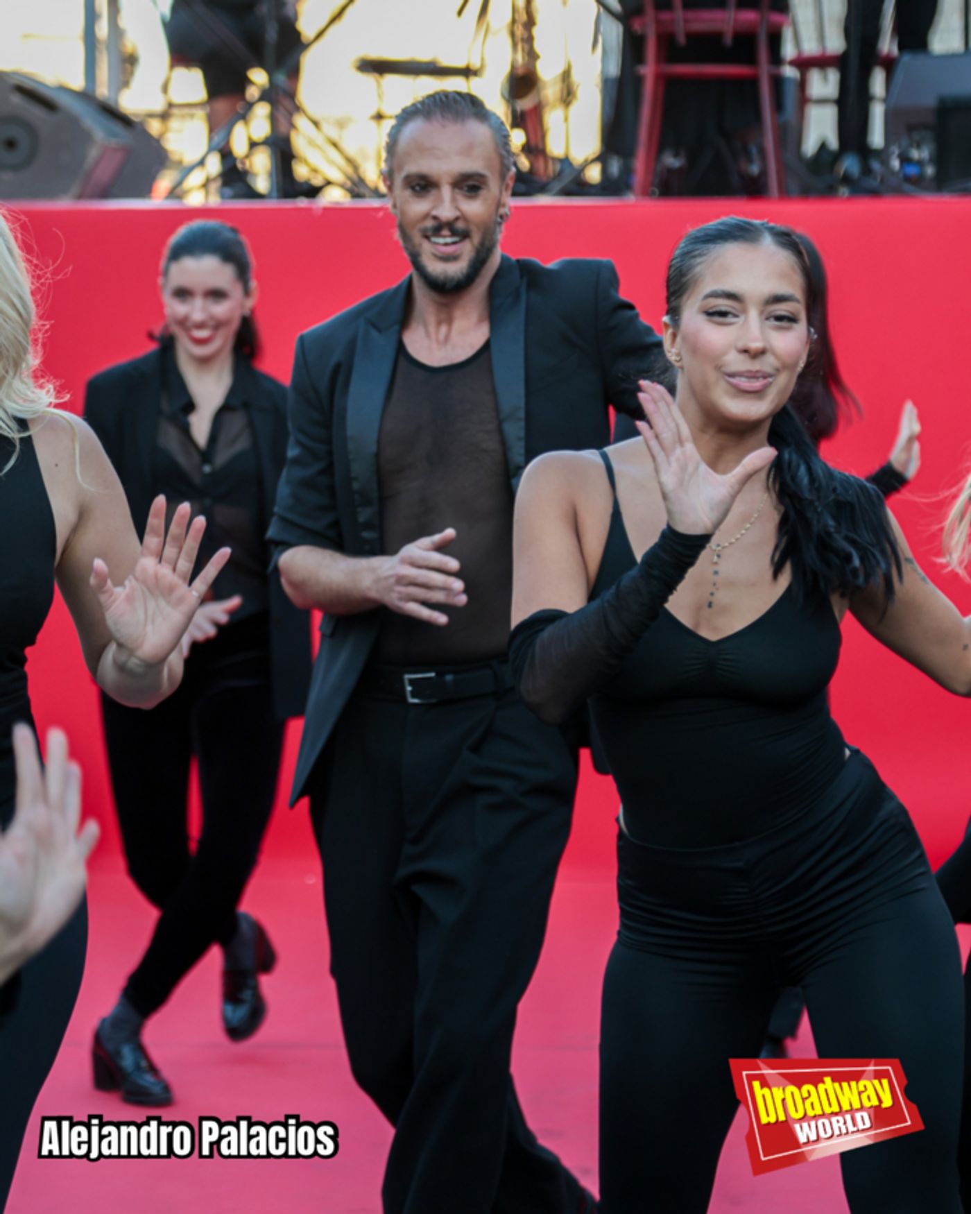 PHOTOS: La Puerta del Sol se llena de la gran celebración del estreno de CABARET PHOTOS: La Puerta del Sol se llena de la gran celebración del estreno de CABARET Image