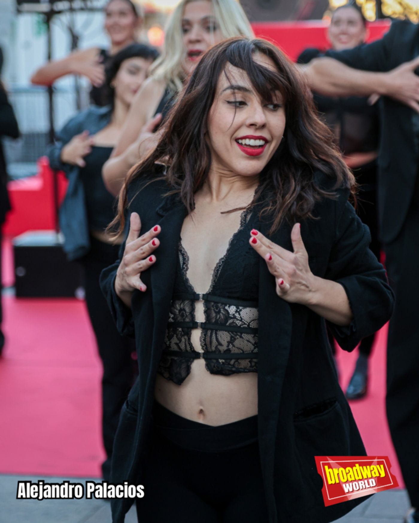 PHOTOS: La Puerta del Sol se llena de la gran celebración del estreno de CABARET PHOTOS: La Puerta del Sol se llena de la gran celebración del estreno de CABARET Image