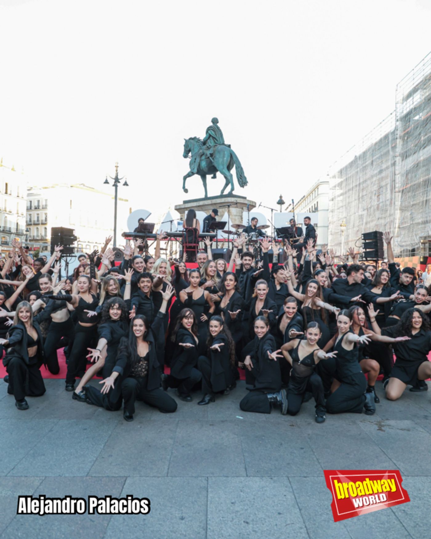 PHOTOS: La Puerta del Sol se llena de la gran celebración del estreno de CABARET PHOTOS: La Puerta del Sol se llena de la gran celebración del estreno de CABARET Image