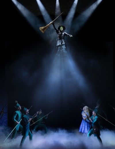 Cristina Picos como Elphaba, Cristina Llorente como Glinda y elenco Photo