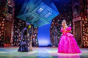 Cristina Picos como Elphaba y Cristina Llorente como Glinda Photo