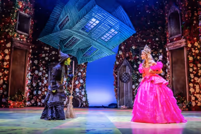 Cristina Picos como Elphaba y Cristina Llorente como Glinda Photo