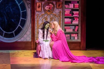 Cristina Picos como Elphaba y Cristina Llorente como Glinda Photo