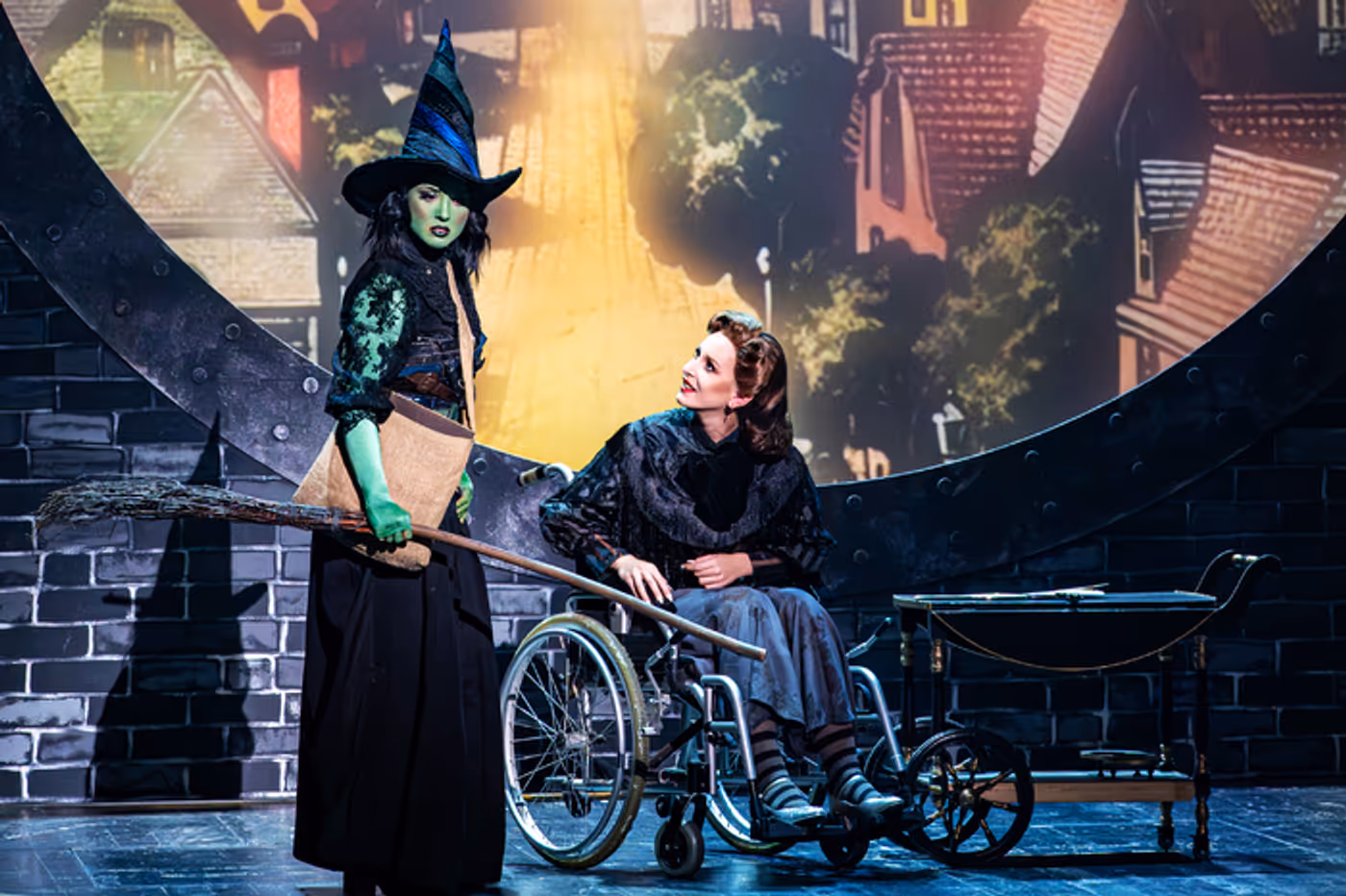 Photos: First Look at the Non-Replica Production of WICKED in Austria  Image