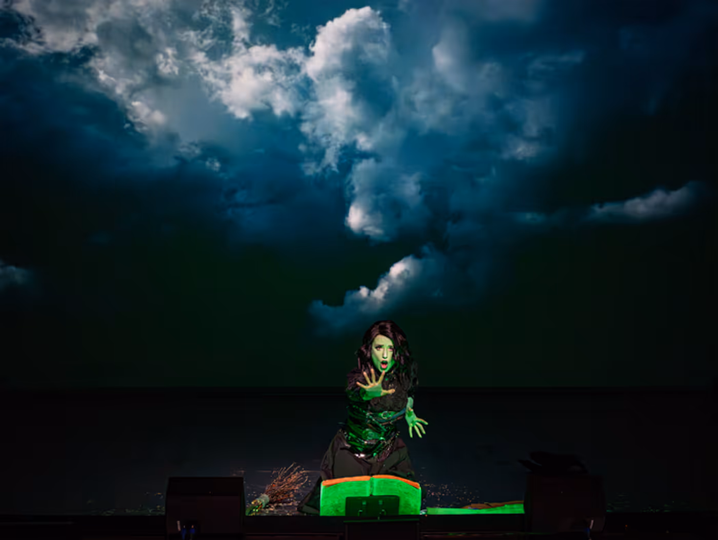 Photos: First Look at the Non-Replica Production of WICKED in Austria  Image
