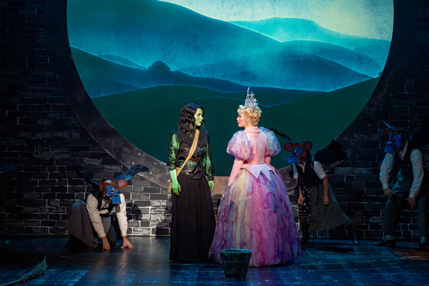 Photos: First Look at the Non-Replica Production of WICKED in Austria  Image