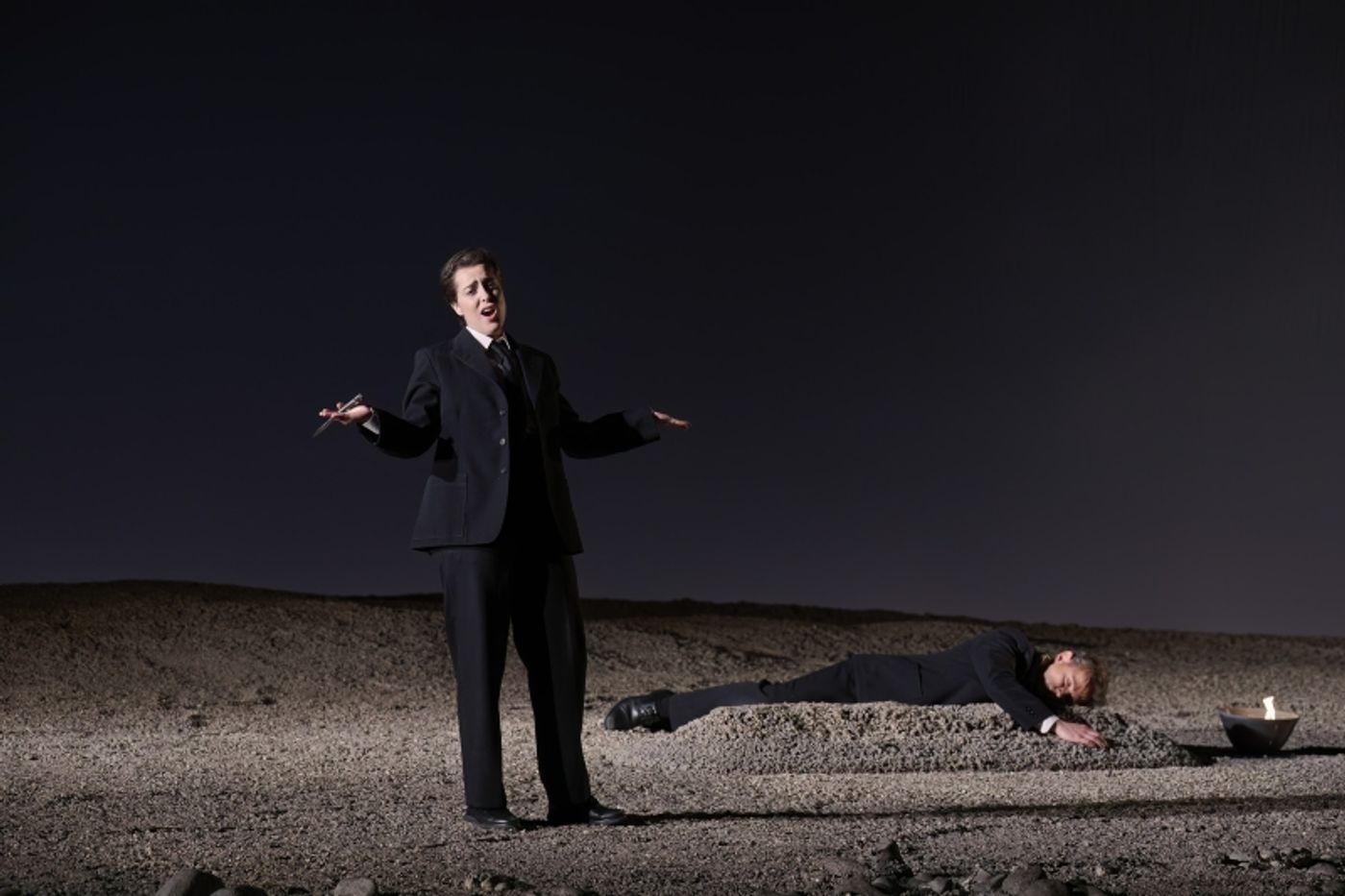 Orfeo beside Euridice's grave.