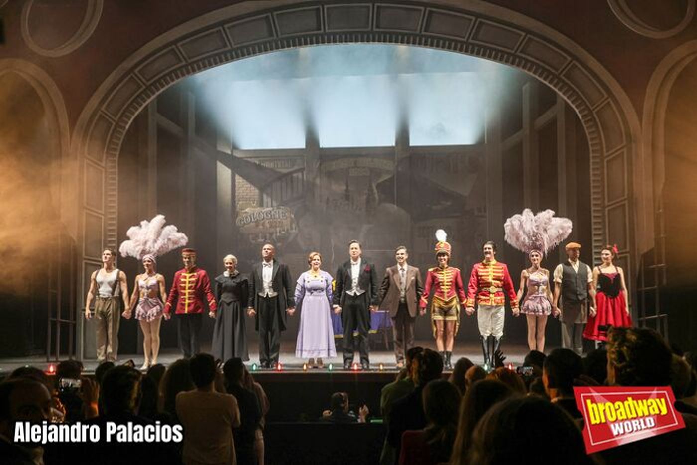 PHOTOS: Saludos finales de la noche de Estreno VIP de HOUDINI, UN MUSICAL MÁGICO en el Calderón PHOTOS: Saludos finales de la noche de Estreno VIP de HOUDINI, UN MUSICAL MÁGICO en el Calderón Image