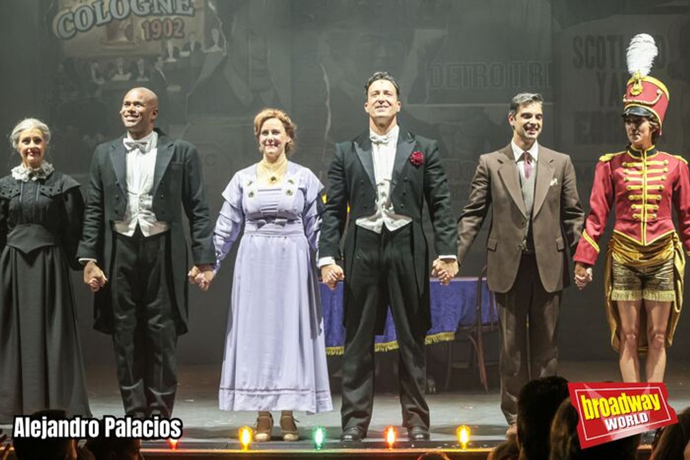 PHOTOS: Saludos finales de la noche de Estreno VIP de HOUDINI, UN MUSICAL MÁGICO en el Calderón PHOTOS: Saludos finales de la noche de Estreno VIP de HOUDINI, UN MUSICAL MÁGICO en el Calderón Image