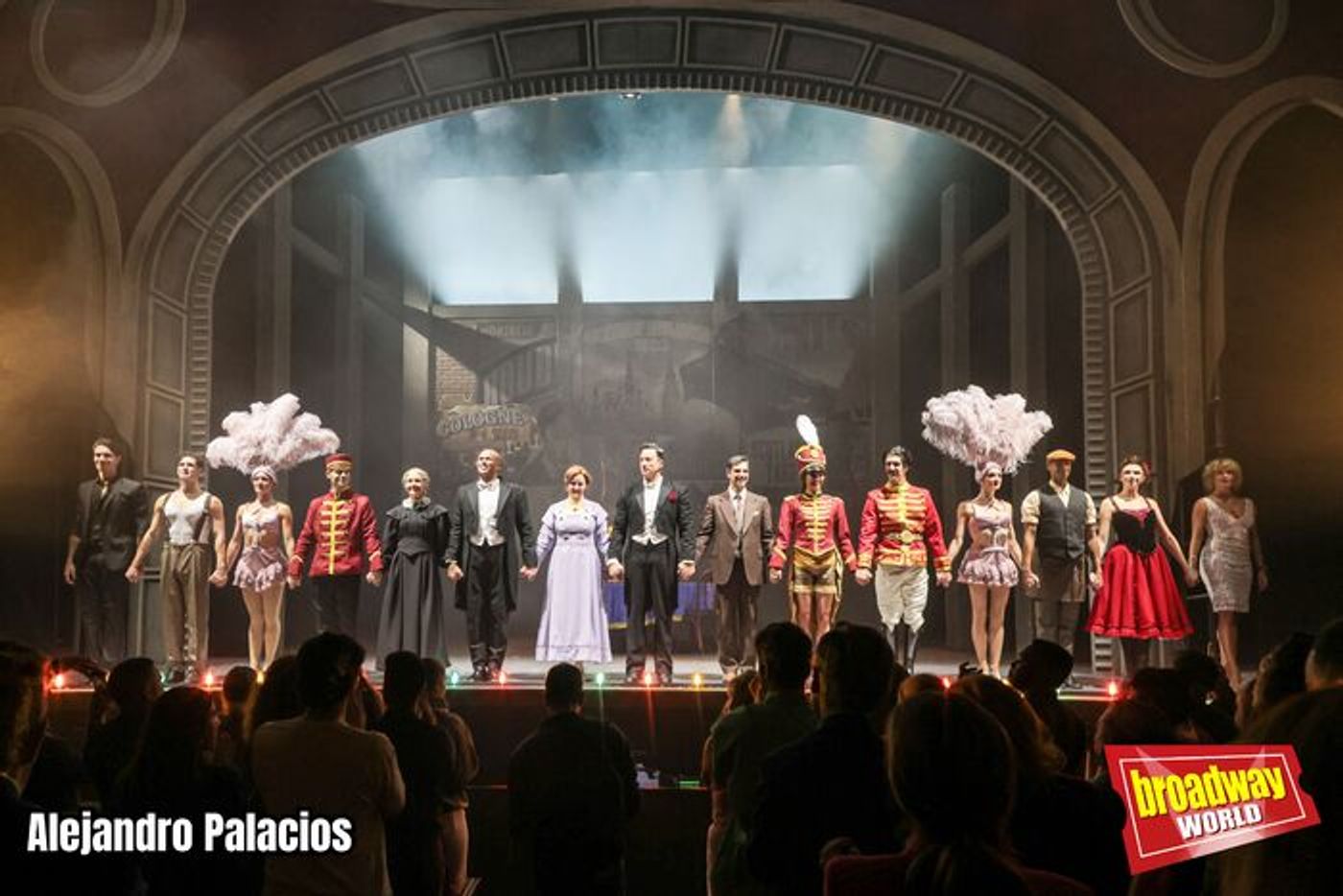 PHOTOS: Saludos finales de la noche de Estreno VIP de HOUDINI, UN MUSICAL MÁGICO en el Calderón PHOTOS: Saludos finales de la noche de Estreno VIP de HOUDINI, UN MUSICAL MÁGICO en el Calderón Image