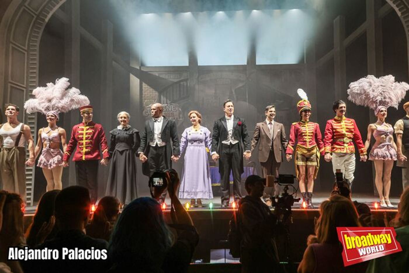 PHOTOS: Saludos finales de la noche de Estreno VIP de HOUDINI, UN MUSICAL MÁGICO en el Calderón PHOTOS: Saludos finales de la noche de Estreno VIP de HOUDINI, UN MUSICAL MÁGICO en el Calderón Image