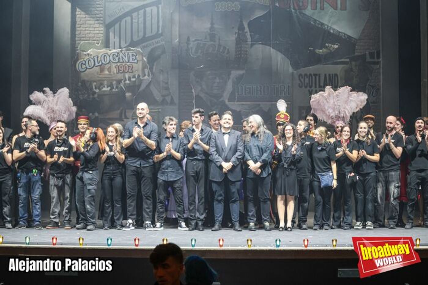 PHOTOS: Saludos finales de la noche de Estreno VIP de HOUDINI, UN MUSICAL MÁGICO en el Calderón PHOTOS: Saludos finales de la noche de Estreno VIP de HOUDINI, UN MUSICAL MÁGICO en el Calderón Image