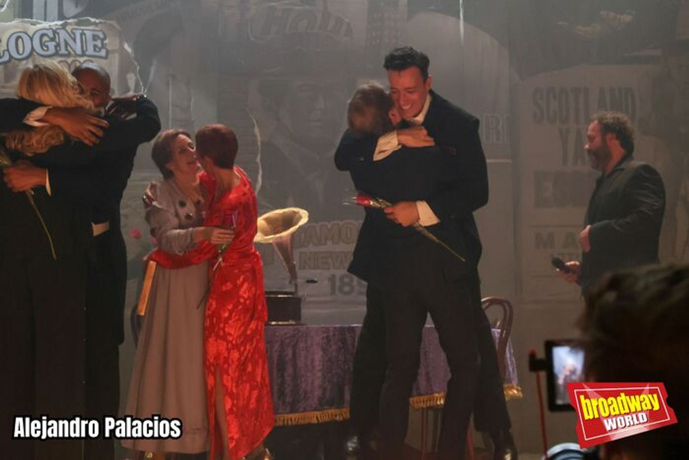 PHOTOS: Saludos finales de la noche de Estreno VIP de HOUDINI, UN MUSICAL MÁGICO en el Calderón PHOTOS: Saludos finales de la noche de Estreno VIP de HOUDINI, UN MUSICAL MÁGICO en el Calderón Image