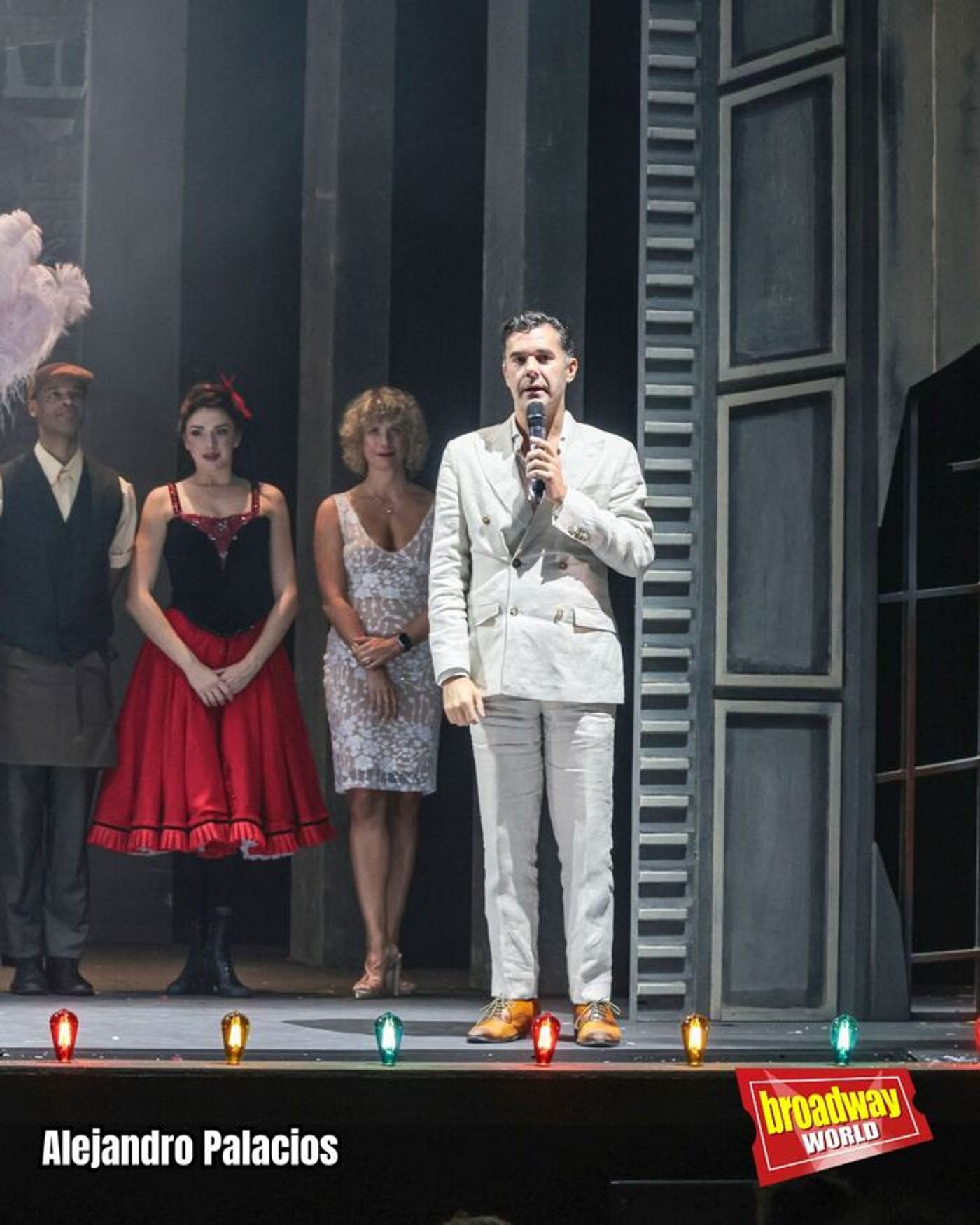 PHOTOS: Saludos finales de la noche de Estreno VIP de HOUDINI, UN MUSICAL MÁGICO en el Calderón  Image