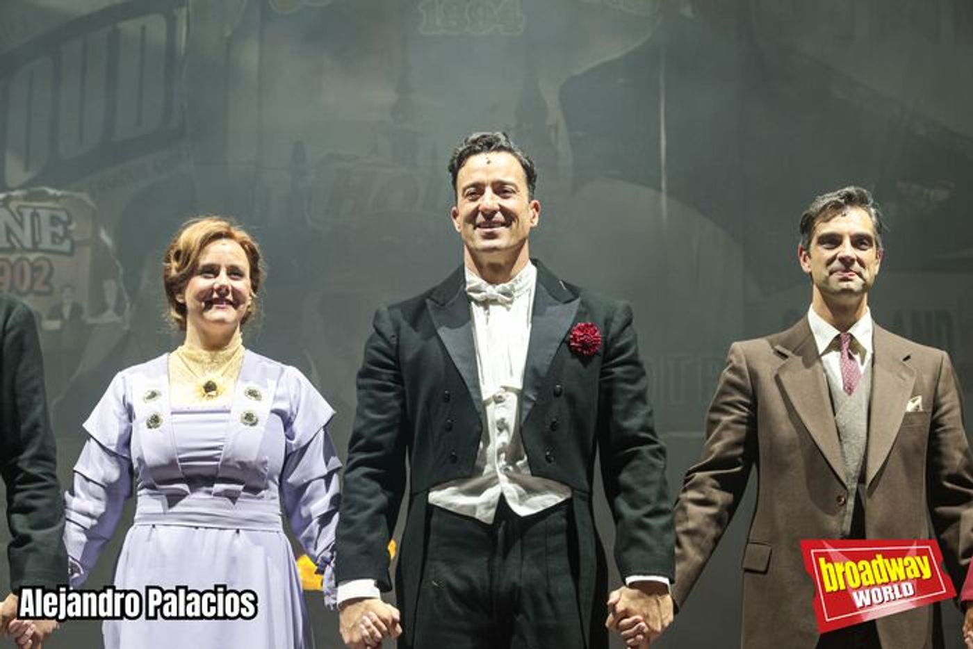PHOTOS: Saludos finales de la noche de Estreno VIP de HOUDINI, UN MUSICAL MÁGICO en el Calderón PHOTOS: Saludos finales de la noche de Estreno VIP de HOUDINI, UN MUSICAL MÁGICO en el Calderón Image