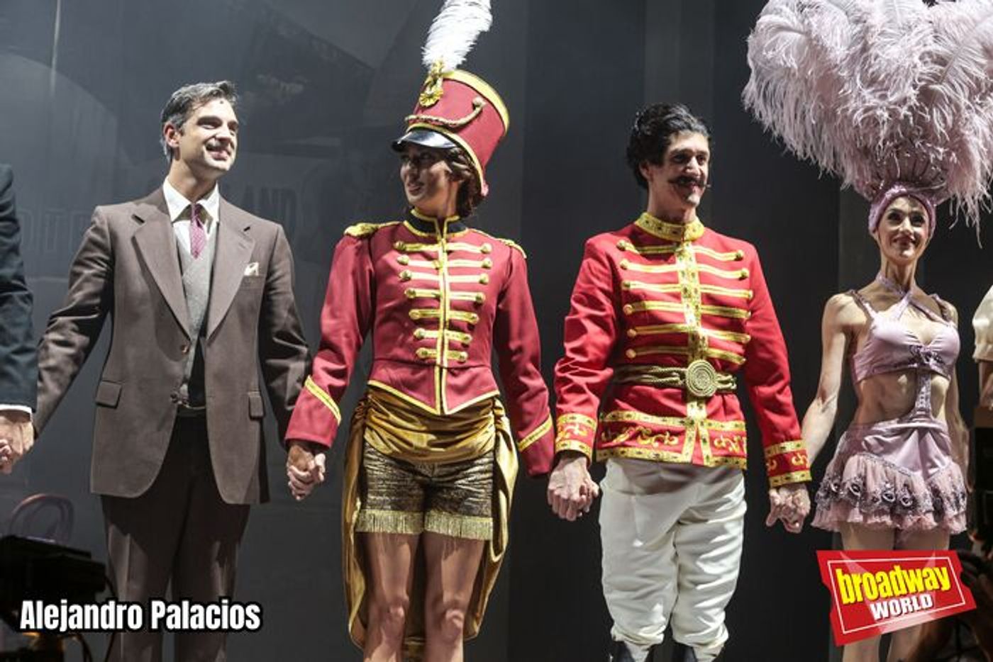 PHOTOS: Saludos finales de la noche de Estreno VIP de HOUDINI, UN MUSICAL MÁGICO en el Calderón PHOTOS: Saludos finales de la noche de Estreno VIP de HOUDINI, UN MUSICAL MÁGICO en el Calderón Image