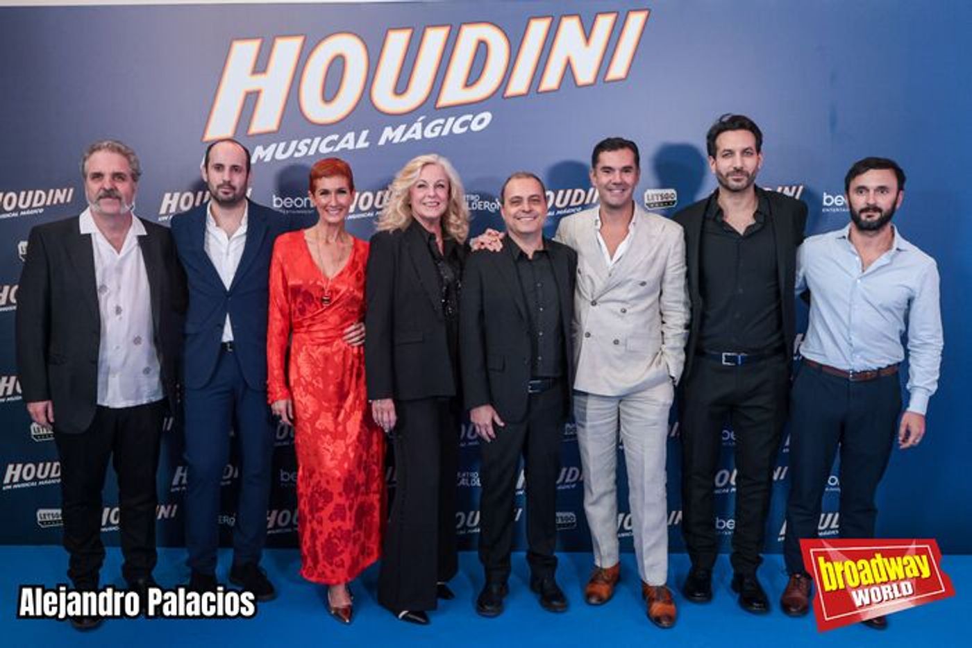 PHOTOS: Así fue la alfombra roja de HOUDINI, UN MUSICAL MÁGICO en el Teatro Calderón de Madrid PHOTOS: Así fue la alfombra roja de HOUDINI, UN MUSICAL MÁGICO en el Teatro Calderón de Madrid Image