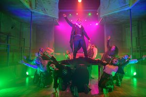 David Moreland and the cast of Jekyll & Hyde Photo