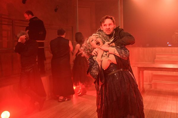 David Moreland and the cast of Jekyll & Hyde Photo