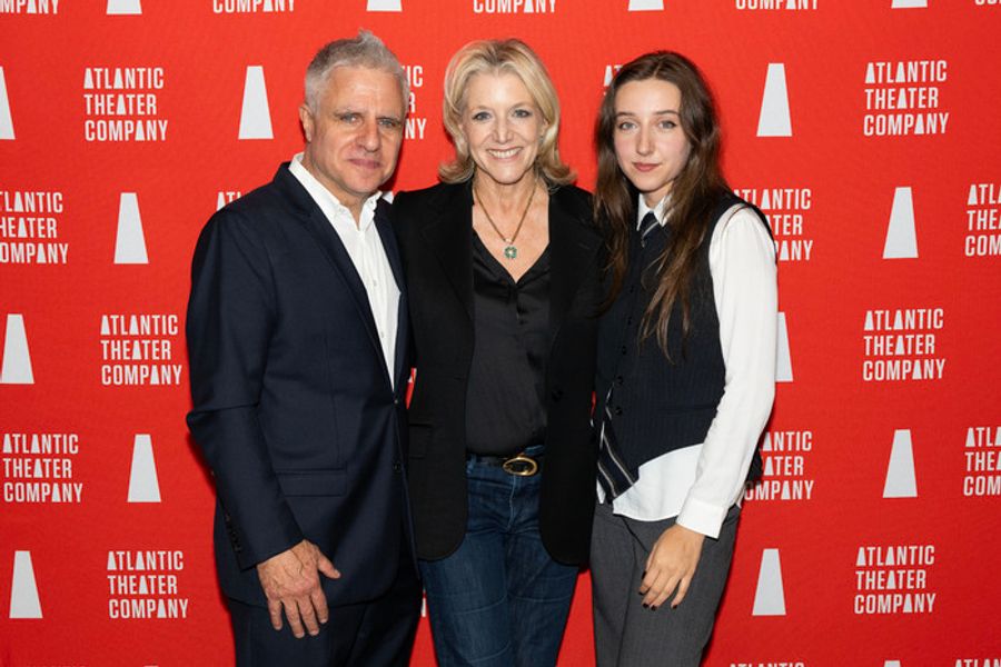 Photos: Aubrey Plaza Shines at LET'S LOVE! Opening Night  Image