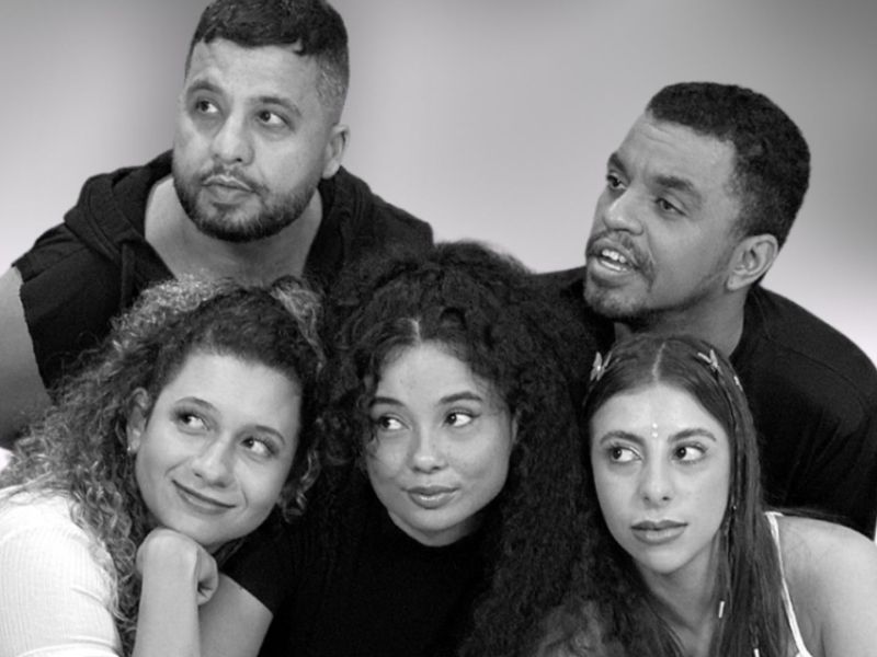 REBOBINA! FRIENDSHIP NEVER ENDS Brings Shakespeare, Spice Girls, and 90s Nostalgia to São Paulo’s Teatro Commune  Image