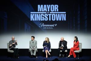 Steven Weintraub, Jeremy Renner, Edie Falco, Hugh Dillon, and Laura Benanti @ BroadwayWorld Steven Weintraub, Jeremy Renner, Edie Falco, Hugh Dillon, and Laura Benanti Photo