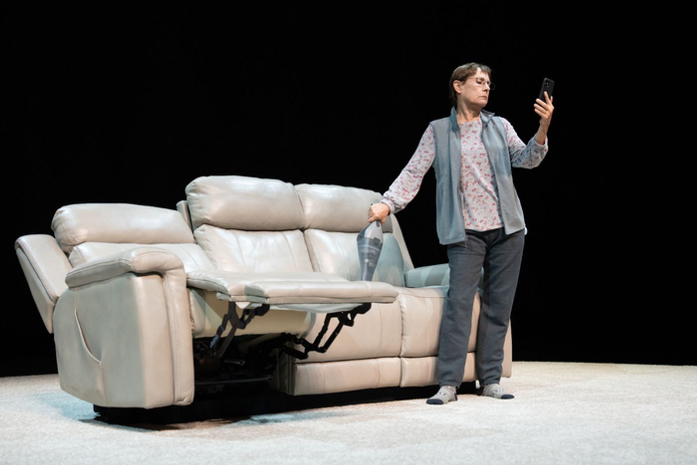 Photos and Video: Laurie Metcalf Shines in LITTLE BEAR RIDGE ROAD  Image