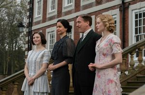 Thomasin McKenzie, Katherine Waterston, Damian Lewis, and Emma Laird Photo